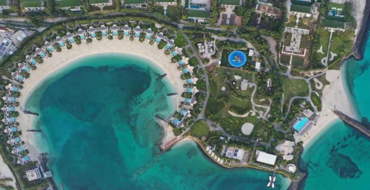 Nurai Island, Saadiyat Hotel Abu Dzabi Kültér fotó Aerial view of the Atlantis Paradise Island resort, with the location of the Atlantis Water Park highlighted in blue