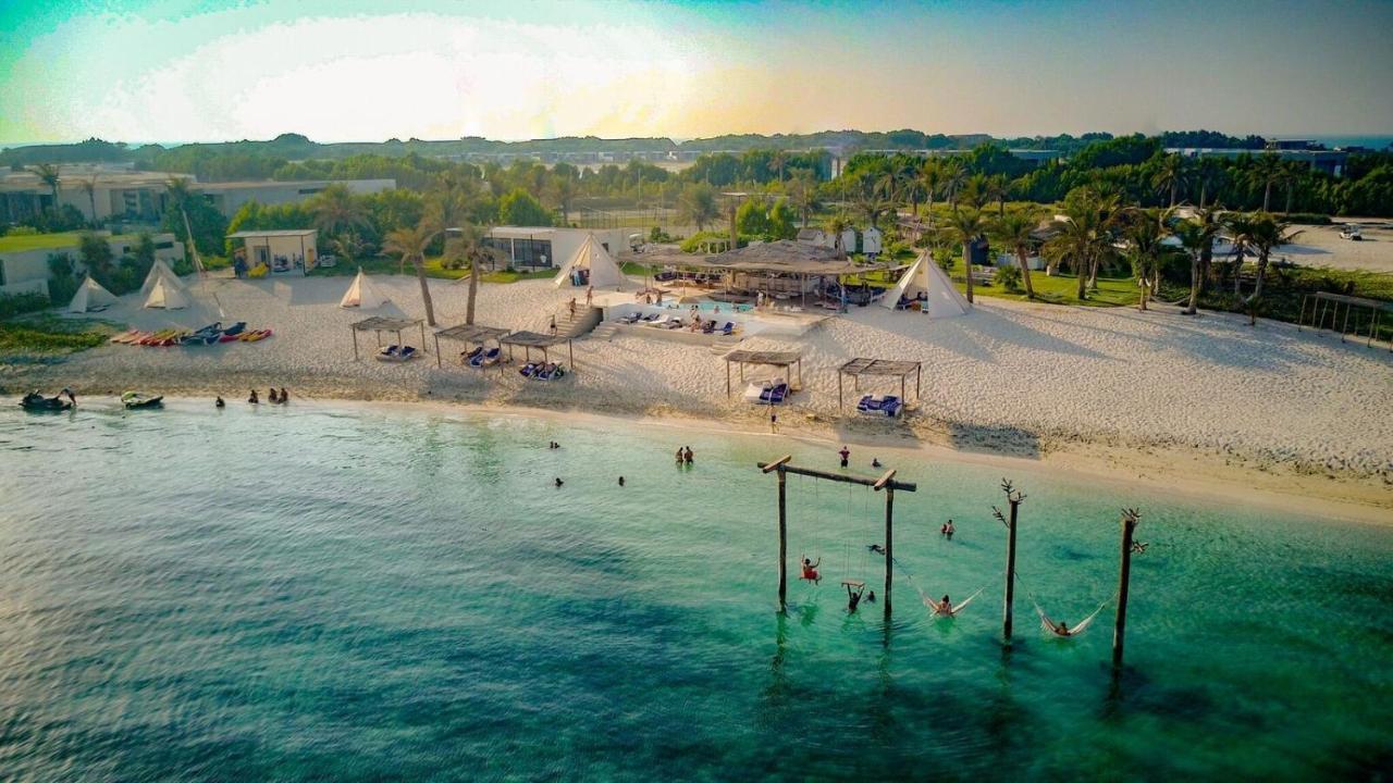 Nurai Island, Saadiyat Hotel Abu Dzabi Kültér fotó Aerial view of the beach at the resort